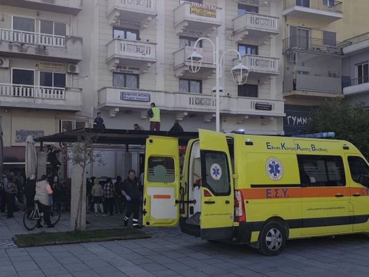 Επιχείρηση Πυροσβεστικής και ΕΚΑΒ για τη μεταφορά τραυματισμένου εργάτη στην κεντρική πλατεία Μεσολογγίου