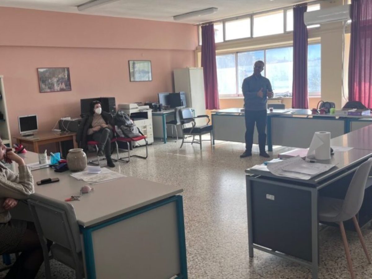 Επίσκεψη Χρήστου Σταϊκούρα σε σχολικές μονάδες της Λαμίας
