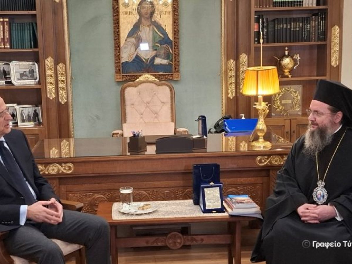 Επίσκεψη του Νίκου Δένδια στο Μητροπολίτη Δαμασκηνό