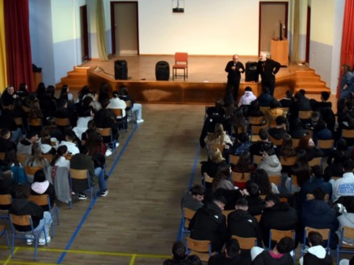 Επίσκεψη του παλαίμαχου διεθνούς ποδοσφαιριστή Λάκη Παπαϊωάννου στο ΓΕΛ Κονταριώτισσας για την Πανελλήνια Ημέρα Φιλάθλου