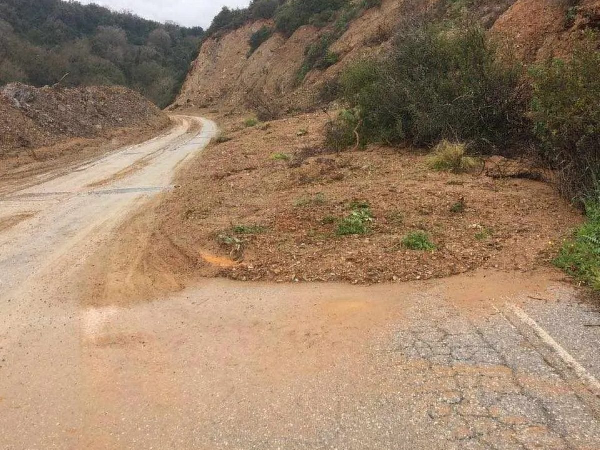 Εργασίες αντιμετώπισης βραχοπτώσεων στο οδικό τμήμα  «Σταυρός -Μπαλί»