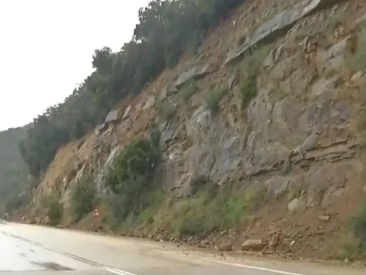 Αιτωλοακαρνανία: Κατολίσθηση στο Κατάφουρκο έκλεισε την παλαιά Εθνική Οδό – Σοβαρά προβλήματα στις μετακινήσεις ΦΩΤΟ