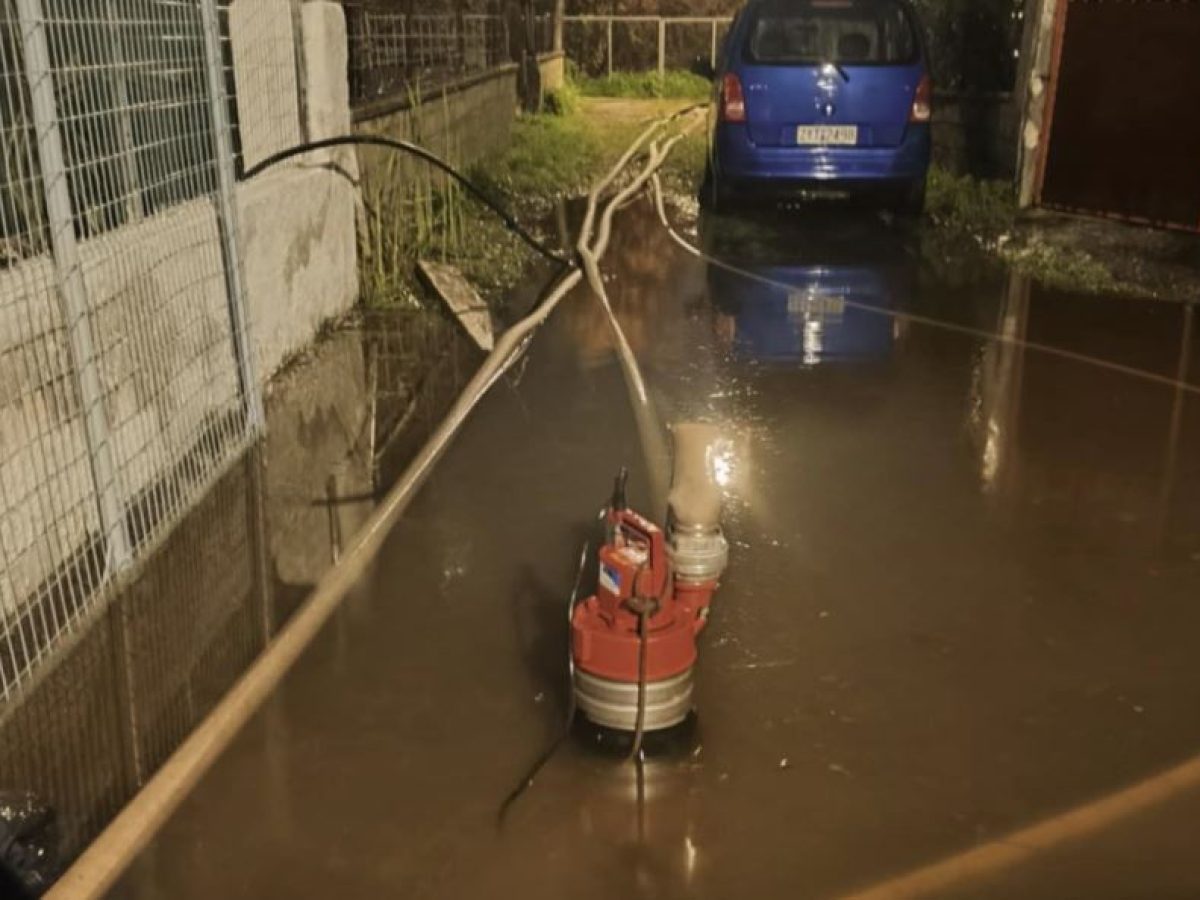 Έβγαζαν νερά από σπίτι επί τρεις μέρες οι εθελοντές πυροσβέστες του Προβαλίνθου