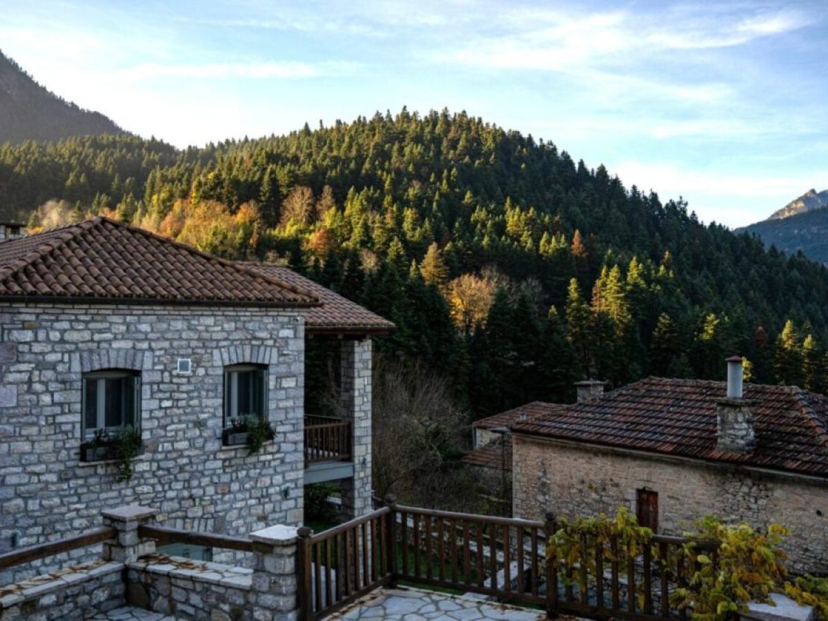 Ευρυτανία: Ανάμεσα σε καταπράσινα τοπία και τα γραφικά σοκάκια του Μεγάλου Χωριού