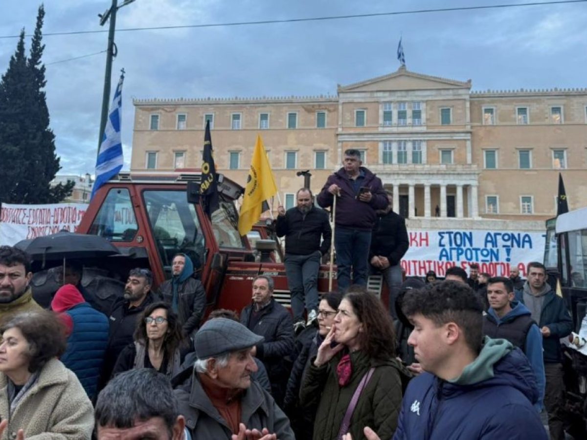 Εξω από τη Βουλή τα τρακτέρ από τη Θεσσαλία και την υπόλοιπη χώρα – Ολονύκτια παραμονή στο Σύνταγμα (εικόνες)