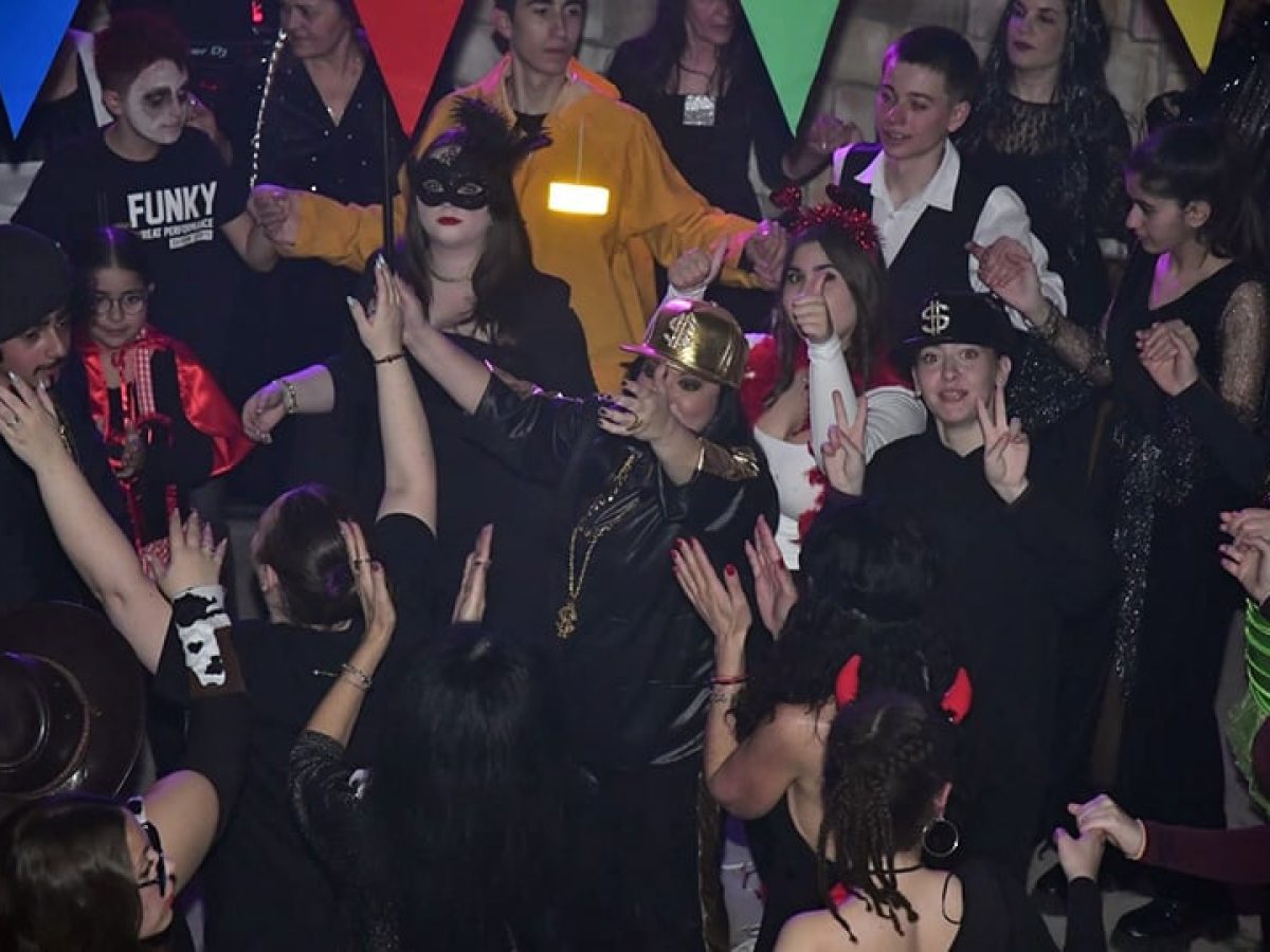 «Φάρος» Αγίας Βαρβάρας: Τρελό αποκριάτικο γλέντι στήθηκε Παρασκευή και 13