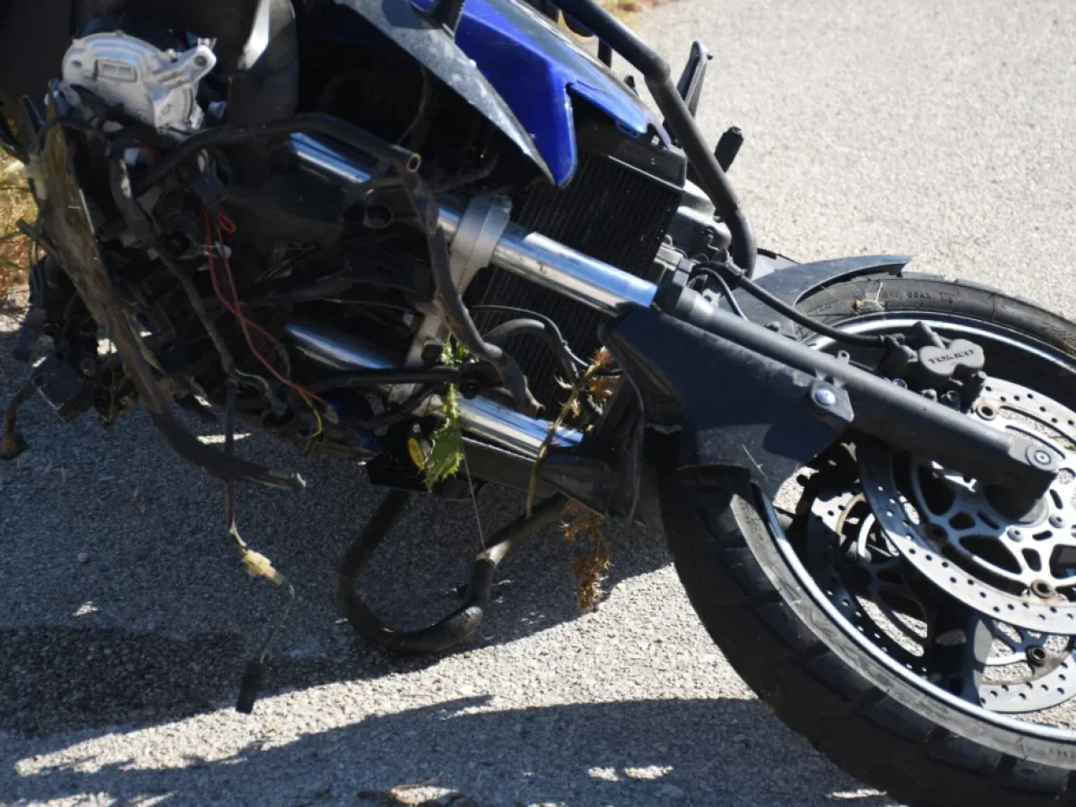 Φωτιά εν κινήσει σε μηχανάκι έξω από τη Λάρισα – Από θαύμα σώθηκε ο αναβάτης