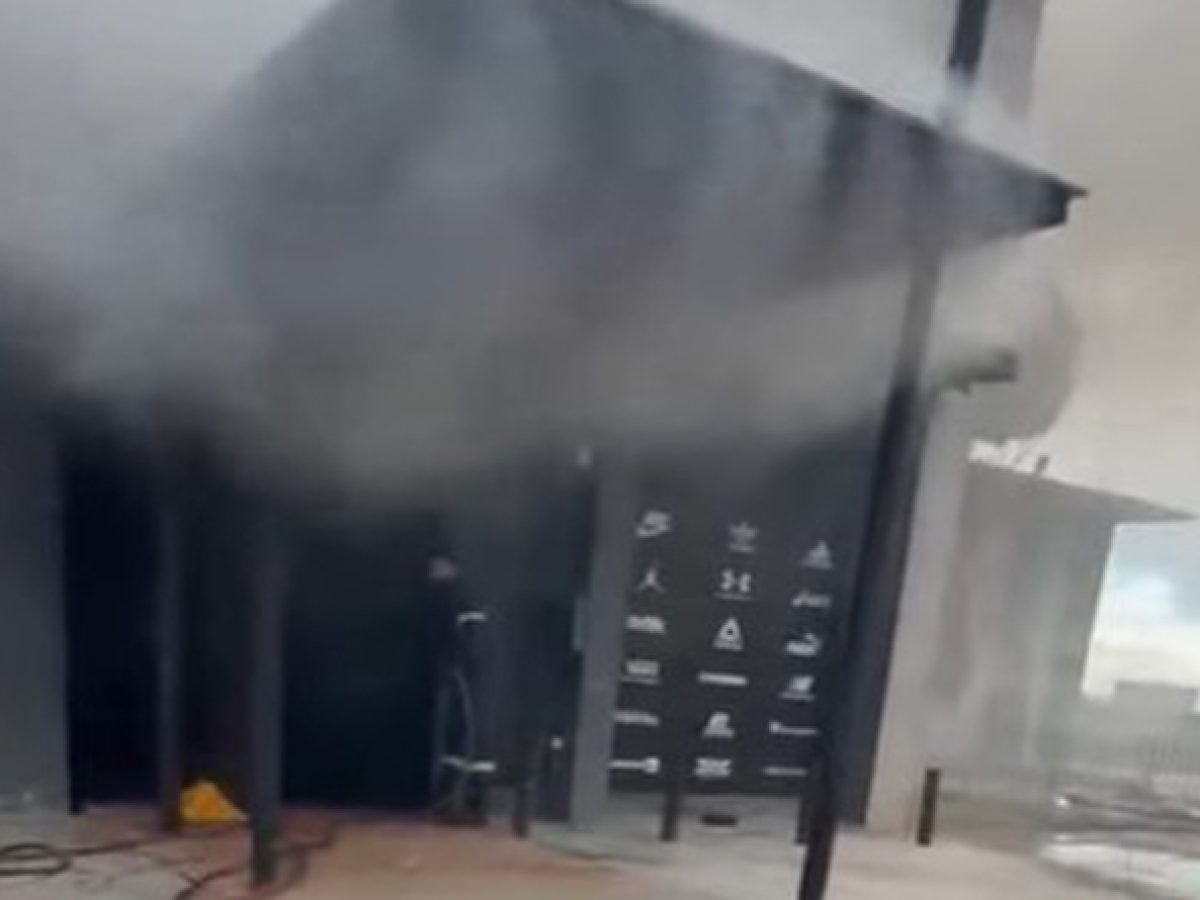 Φωτιά σε αποθήκες στη Λεωφόρο Σπάτων – Μεγάλη κινητοποίηση της Πυροσβεστικής!