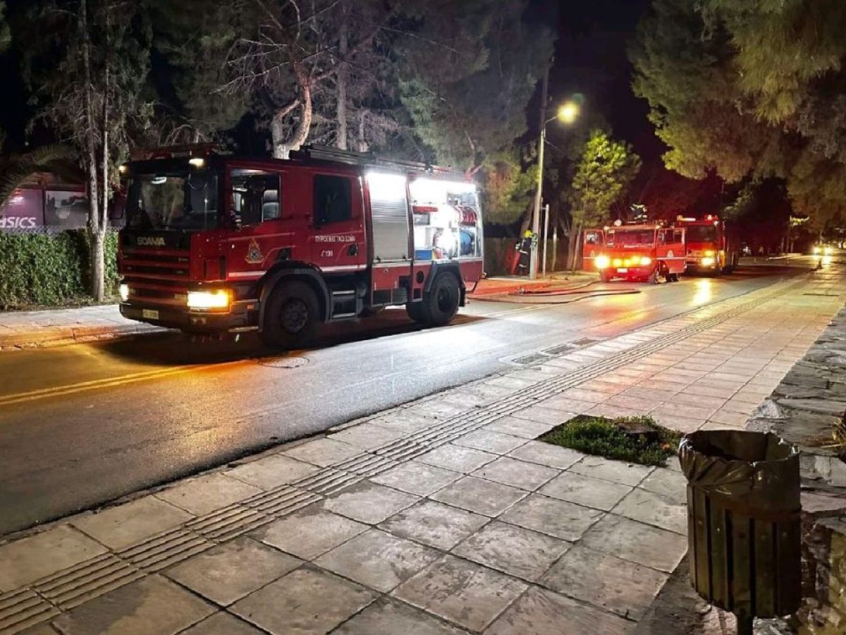 Φωτιά σε αποθήκη επιχείρησης στη Βουλιαγμένη