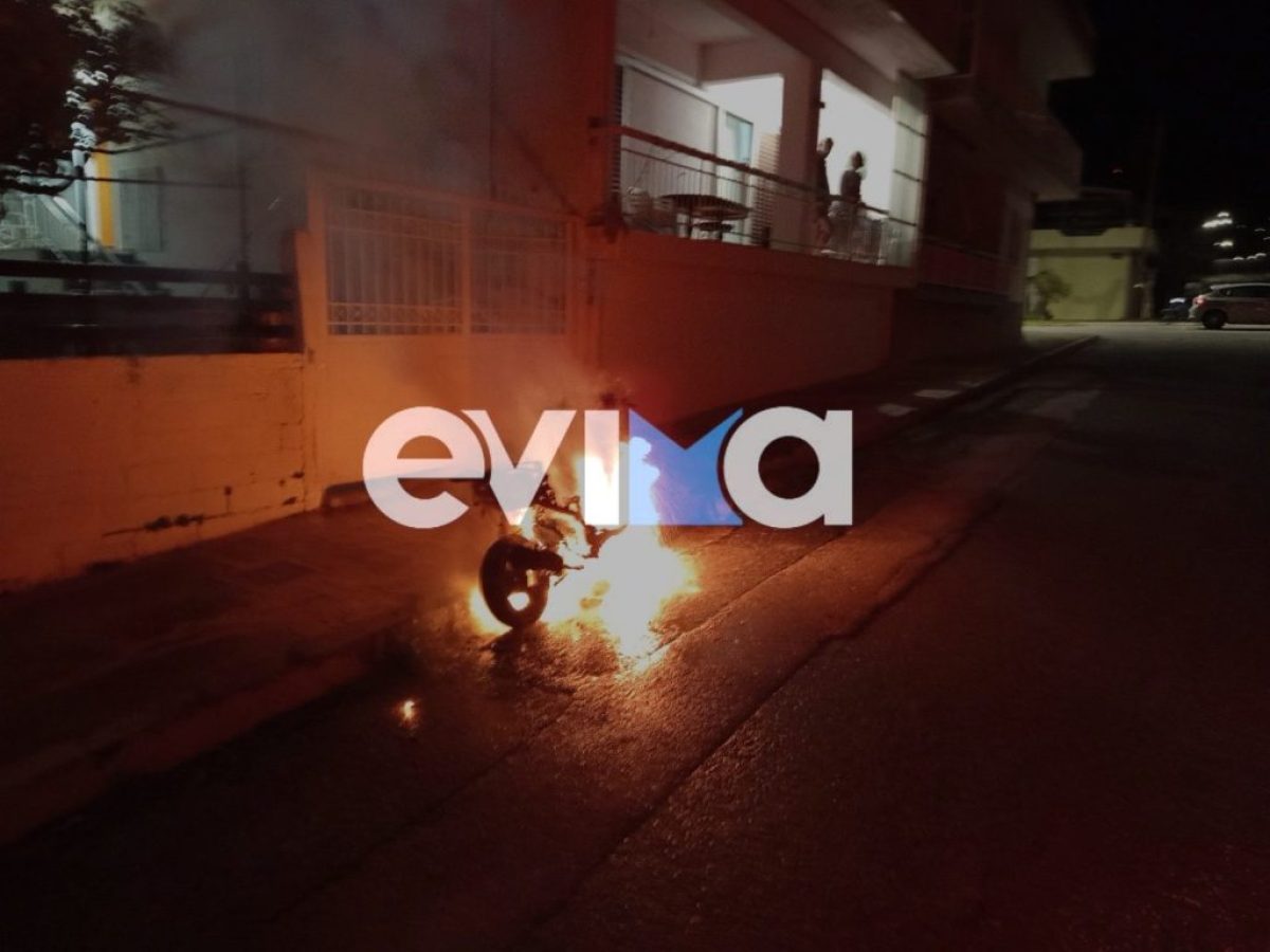 Φωτιά σε μηχανή στην Κάρυστο δίπλα σε σπίτια