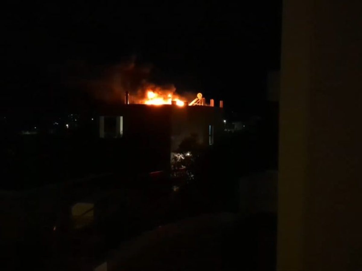 Φωτιά σε ταράτσα σπιτιού από φλεγόμενο αερόστατο στο Φραγκοπήγαδο-Συναγερμός στην Πυροσβεστική