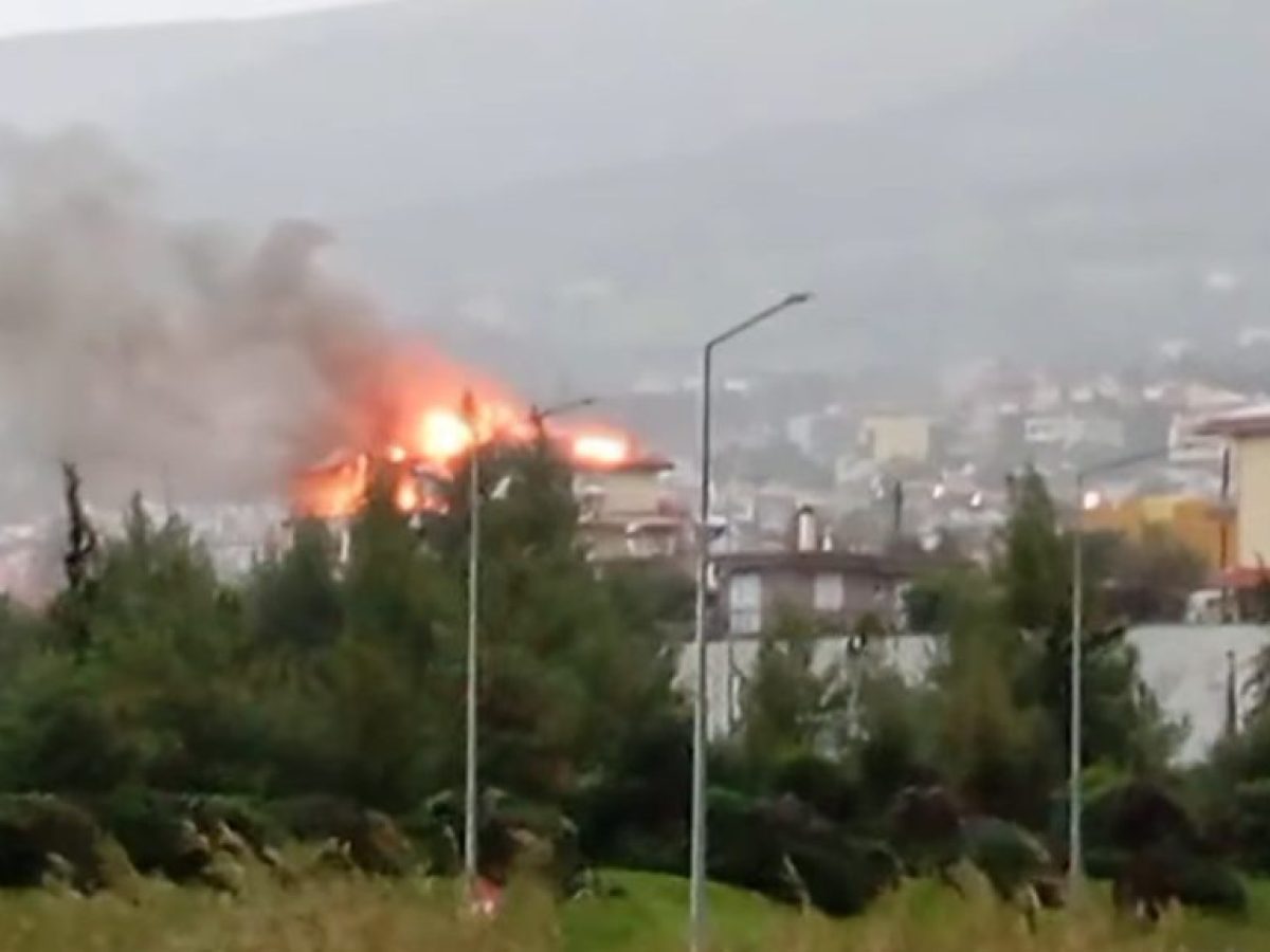 Φωτιά σε τριώροφο σπίτι στην Πάτρα, κινητοποίηση της Πυροσβεστικής (video)