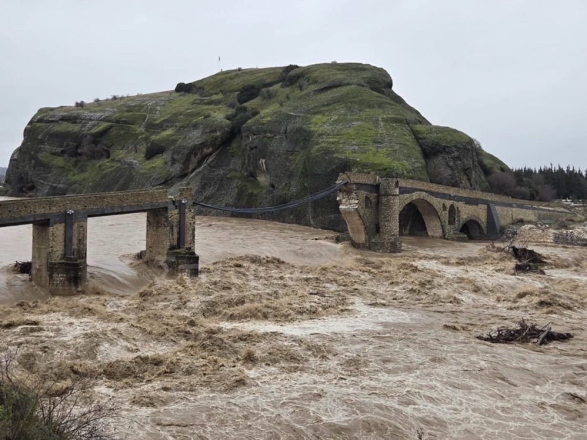 «Φούσκωσε ο Πηνειός»: Βίντεο και εικόνες από το γεφύρι της Σαρακίνας