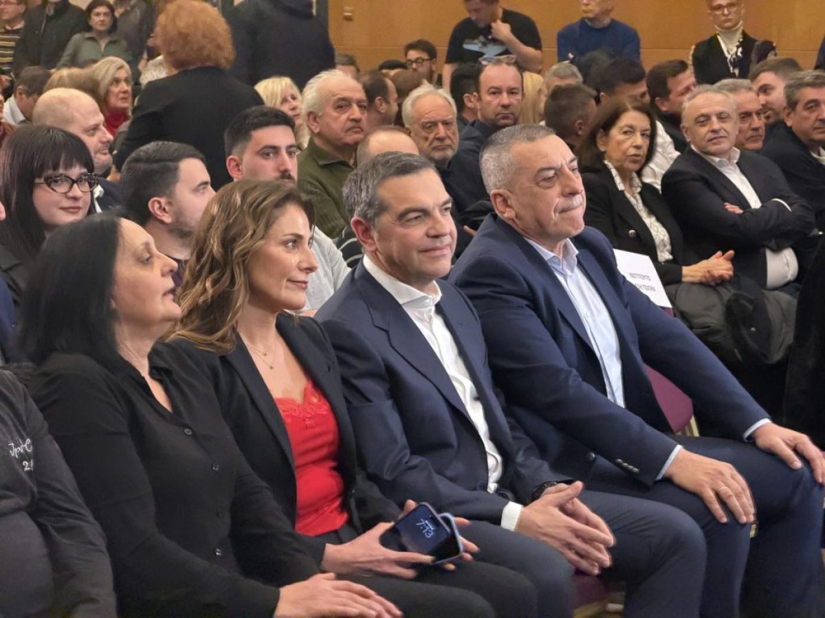 Γεμάτη αίθουσα για τον Αλέξη Τσίπρα: Η παρουσίαση της «Ιθάκης» στη Λάρισα – ΦΩΤΟ