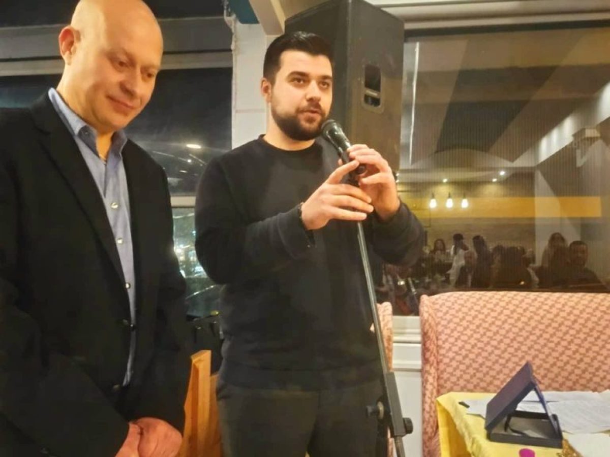 &Eta; &Alpha;&Mu;&Kappa;&Epsilon; &laquo;&Mu;&epsilon; &tau;&eta;&nu; &kappa;&alpha;&rho;&delta;&iota;ά &mu;&alpha;&sigmaf;&raquo; έ&kappa;&omicron;&psi;&epsilon; &tau;&eta;&nu; &pi;ί&tau;&alpha; &tau;&eta;&sigmaf;