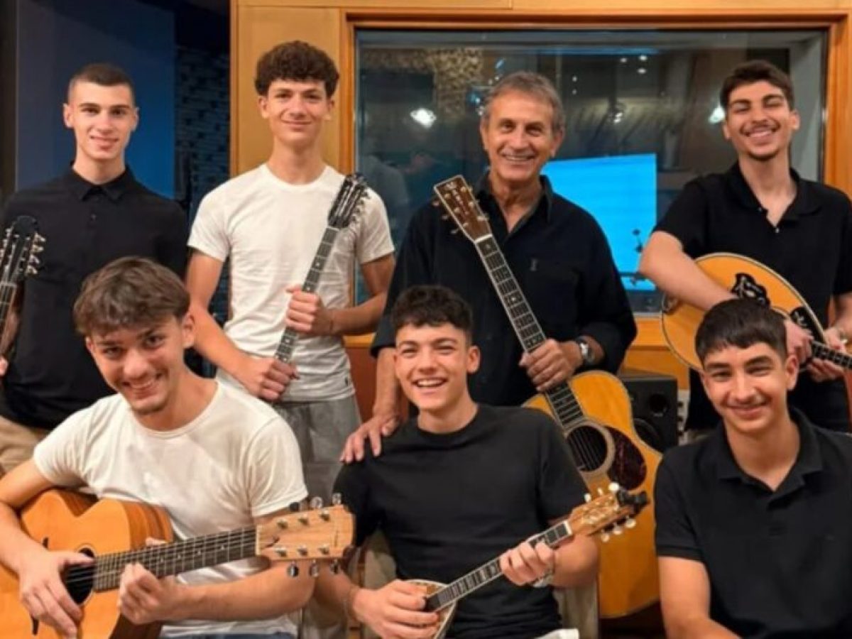 Οι 16χρονοι Τεκετζήδες από το Μουσικό Σχολείο Αλίμου μπήκαν στο στούντιο με τον Γιώργο Νταλάρα
