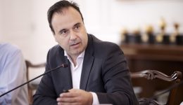 i-apantisi-papastergiou-gia-osous