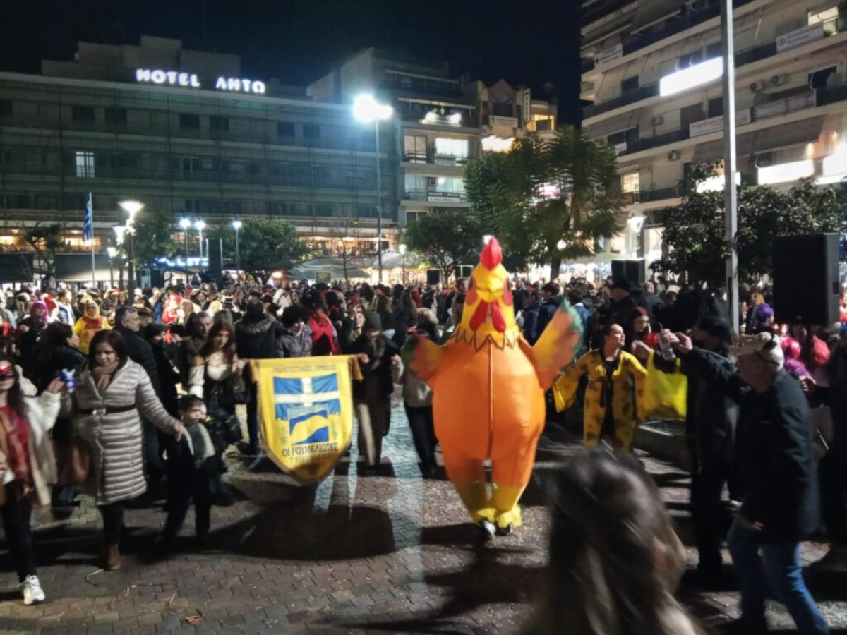 Οι μπούλες το έριξαν στο γλέντι στο κέντρο του Αγρινίου