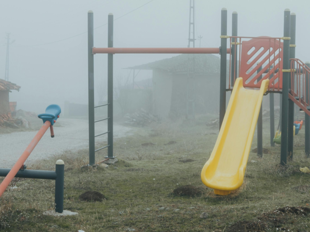 Η Ελλάδα σε «Γκρίζο Φόντο»: Η Ακτινογραφία της Δημογραφικής Κατάρρευσης