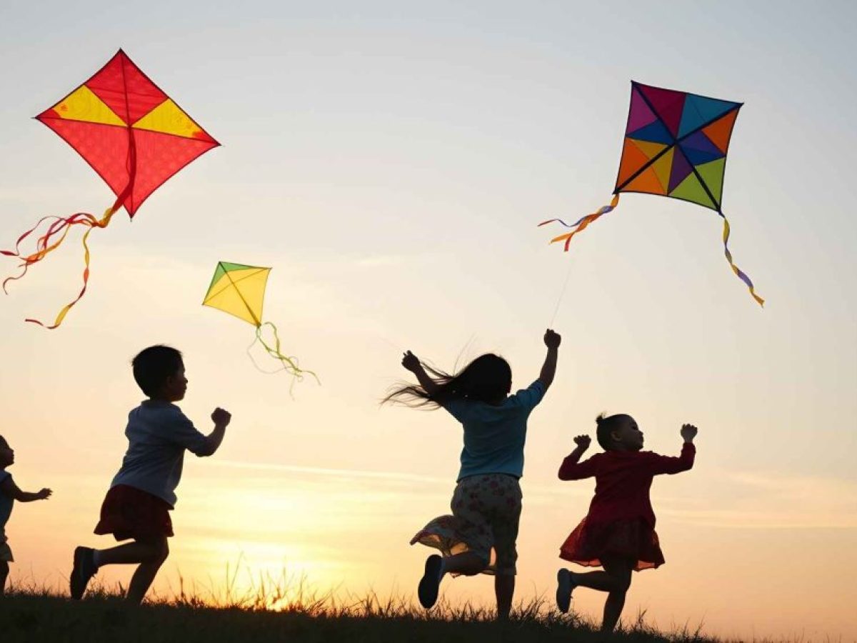 Η φωτογραφία της ημέρας:χαρταετοί στον ουρανό, παιδιά στο παιχνίδι