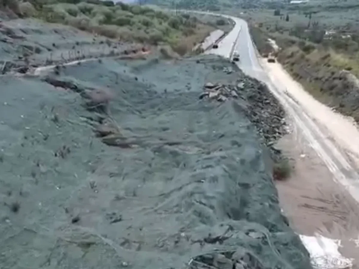 Η Ιόνια Οδός παραμένει κλειστή λόγω ρήγματος και κατολισθήσεων από την έντονη βροχόπτωση