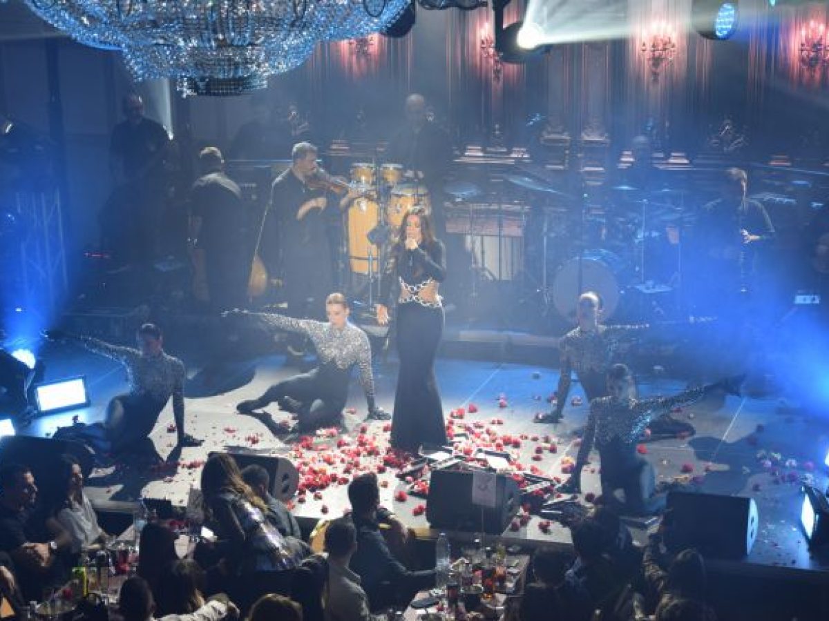 Η Ιουλία Καλλιμάνη απογείωσε το κέφι στον χορό της Ένωσης Αστυνομικών Υπαλλήλων Αρκαδίας (εικόνες – βίντεο)