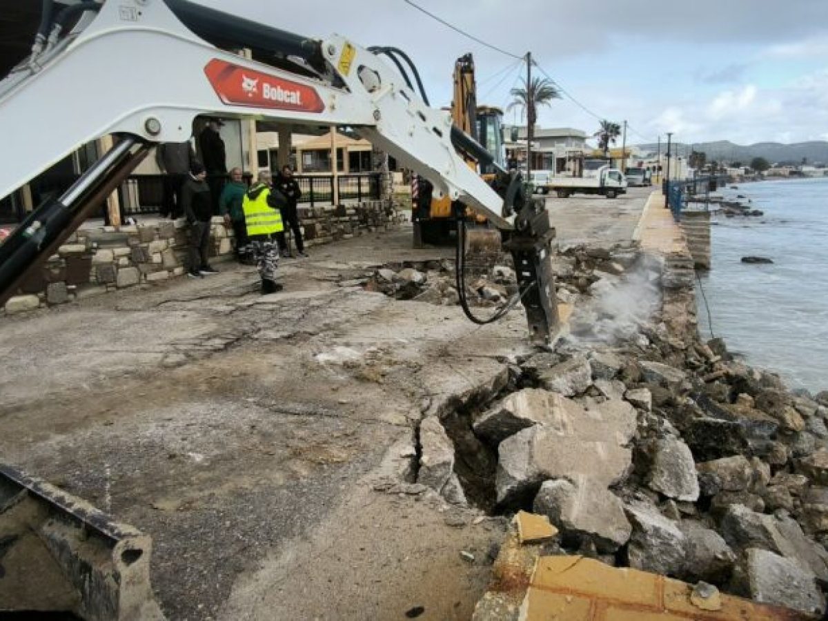 Η κακοκαιρία «καταπίνει» το παραλιακό μέτωπο Καμαρίου Κεφάλου