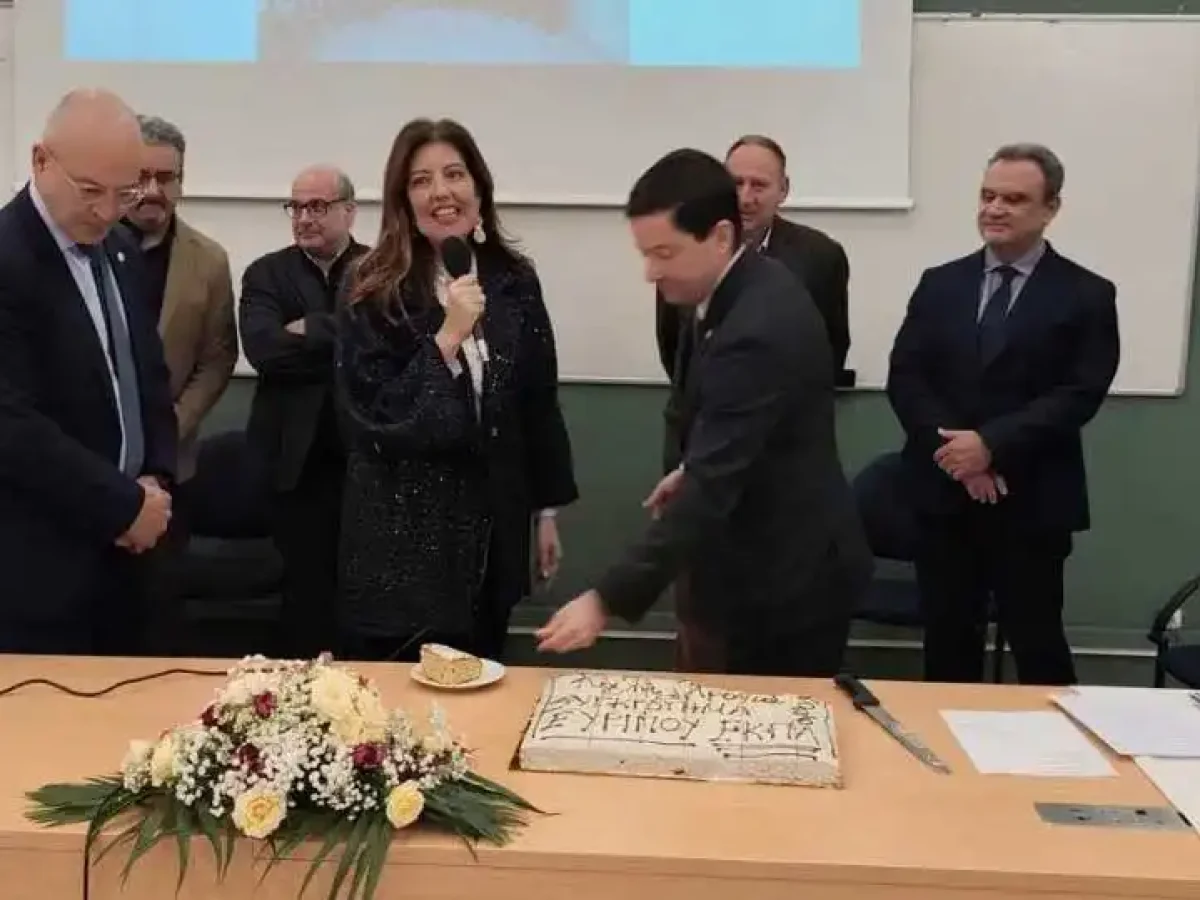 Η Κωνσταντίνα Καραμπατσώλη στην κοπή της Βασιλόπιτας του Συγκροτήματος Ευρίπου του ΕΚΠΑ