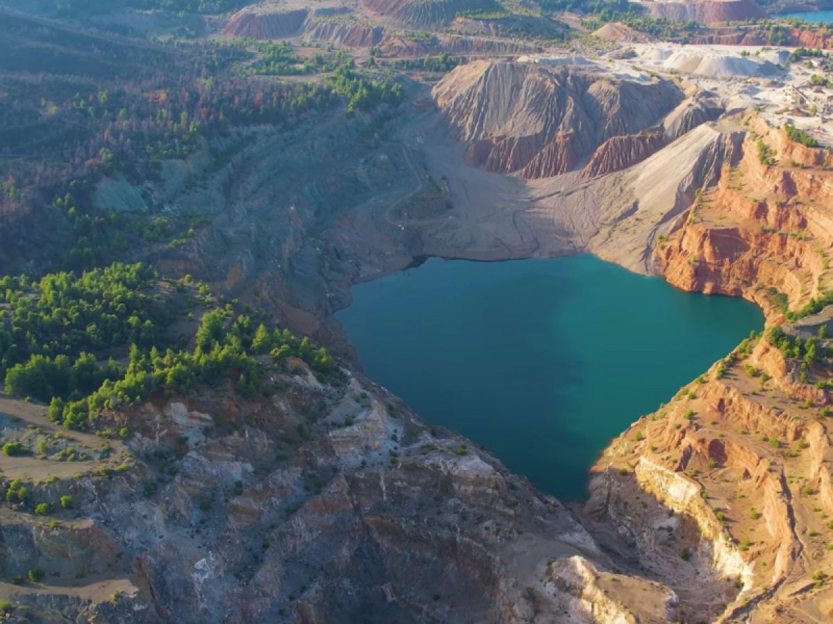 Οι λίμνες τις Εύβοιας που αποδεικνύουν πως η φύση μπορεί να καλύψει το κενό που μπορεί να αφήσει πίσω η ανθρώπινη δραστηριότητα