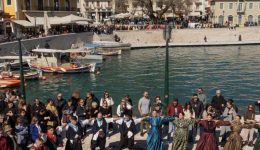 i-nafpaktos-ipodechthike-plithos-kosmou
