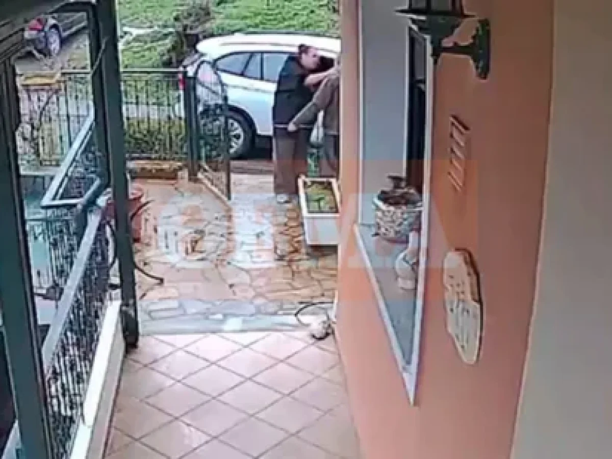 Η στιγμή που γυναίκα αγκαλιάζει ηλικιωμένο και του αρπάζει την αλυσίδα στα Γρεβενά (Βίντεο)