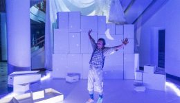 i-theatro-vrefiki-drasi-kou-kouti