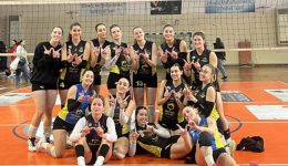 i-Αekomotinis-ginekio-volleyball-apektise