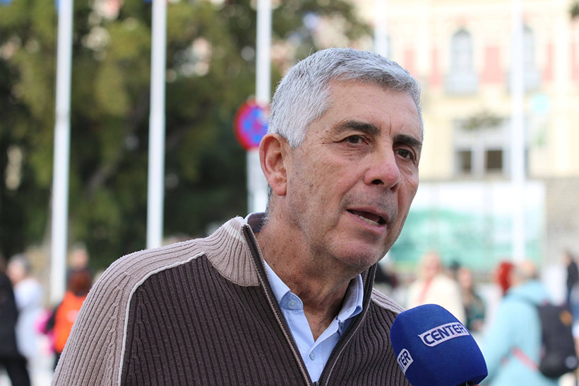 i-Αlfavitoparelasi-apoteli-pleon-enan