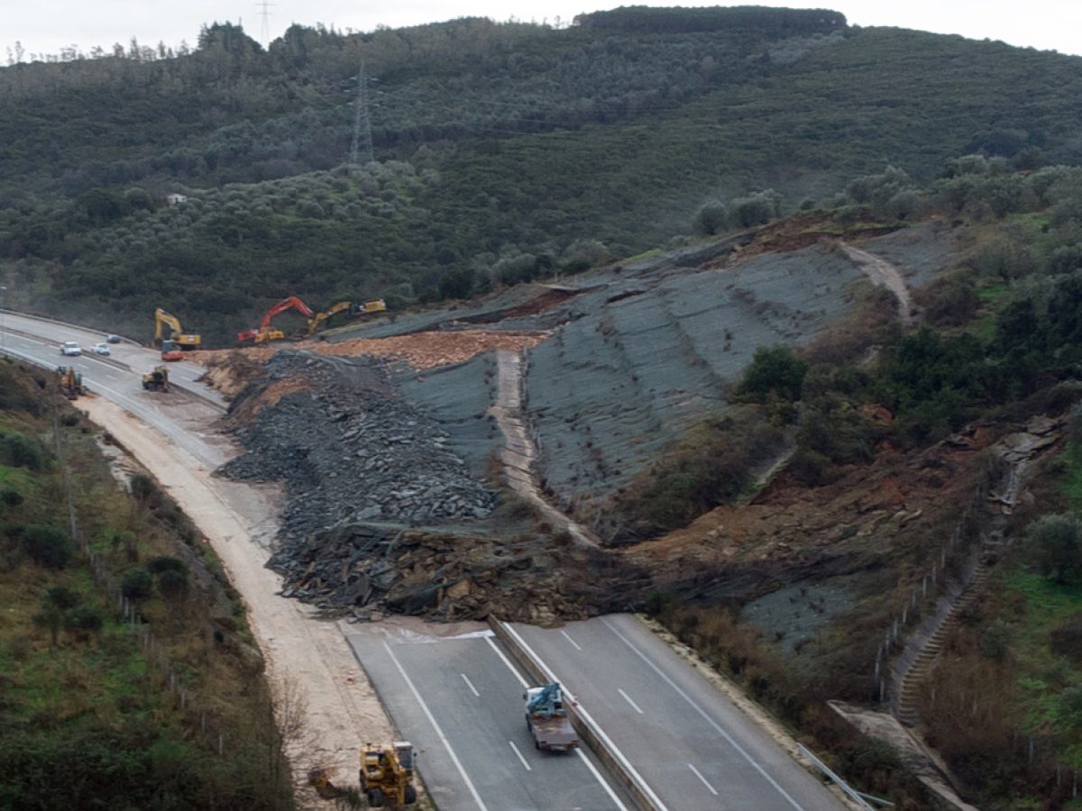 Ιονία Oδός: Κλειστή 25 μέρες μετά την κατολίσθηση, προσπάθειες για να ανοίξει ως το Πάσχα