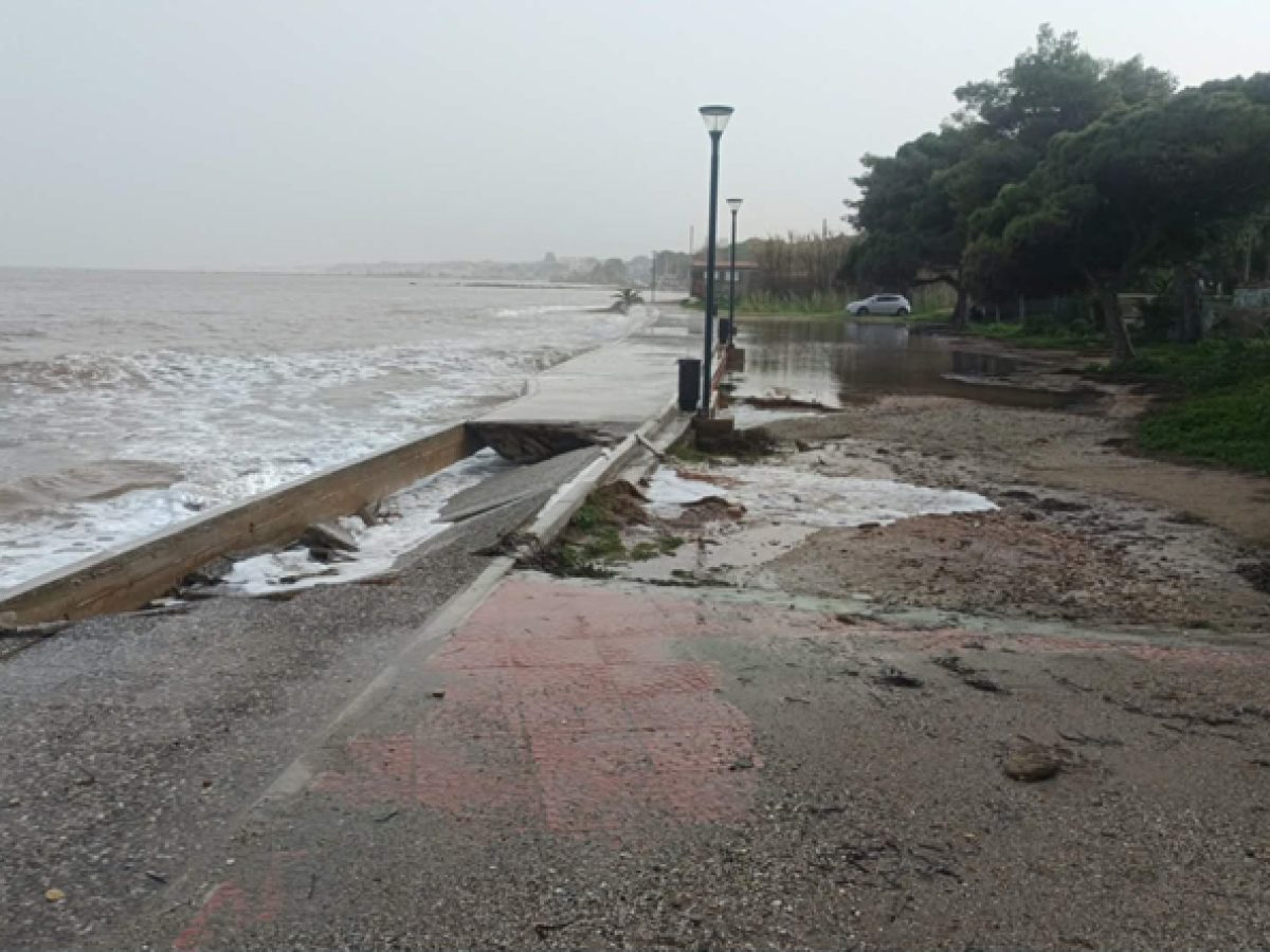 Υποχώρησε ο δρόμος στον παραλιακό πεζόδρομο στη Νέα Μάκρη – Μέχρι τις ταβέρνες έφτασαν τα νερά στην Παραλία Μαραθώνα