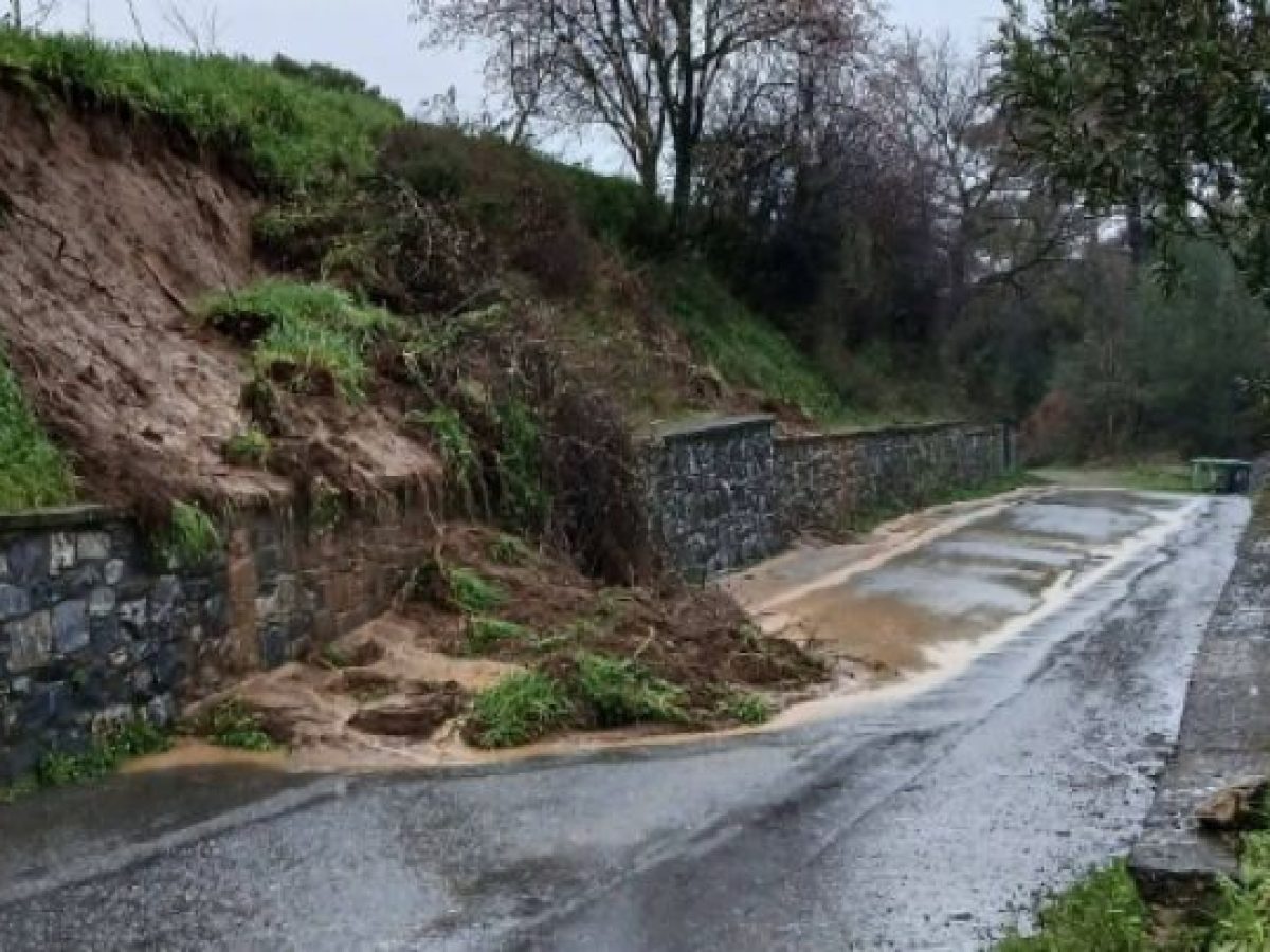 Υποχώρηση χωμάτων στο οδόστρωμα στην είσοδο της Ασέας