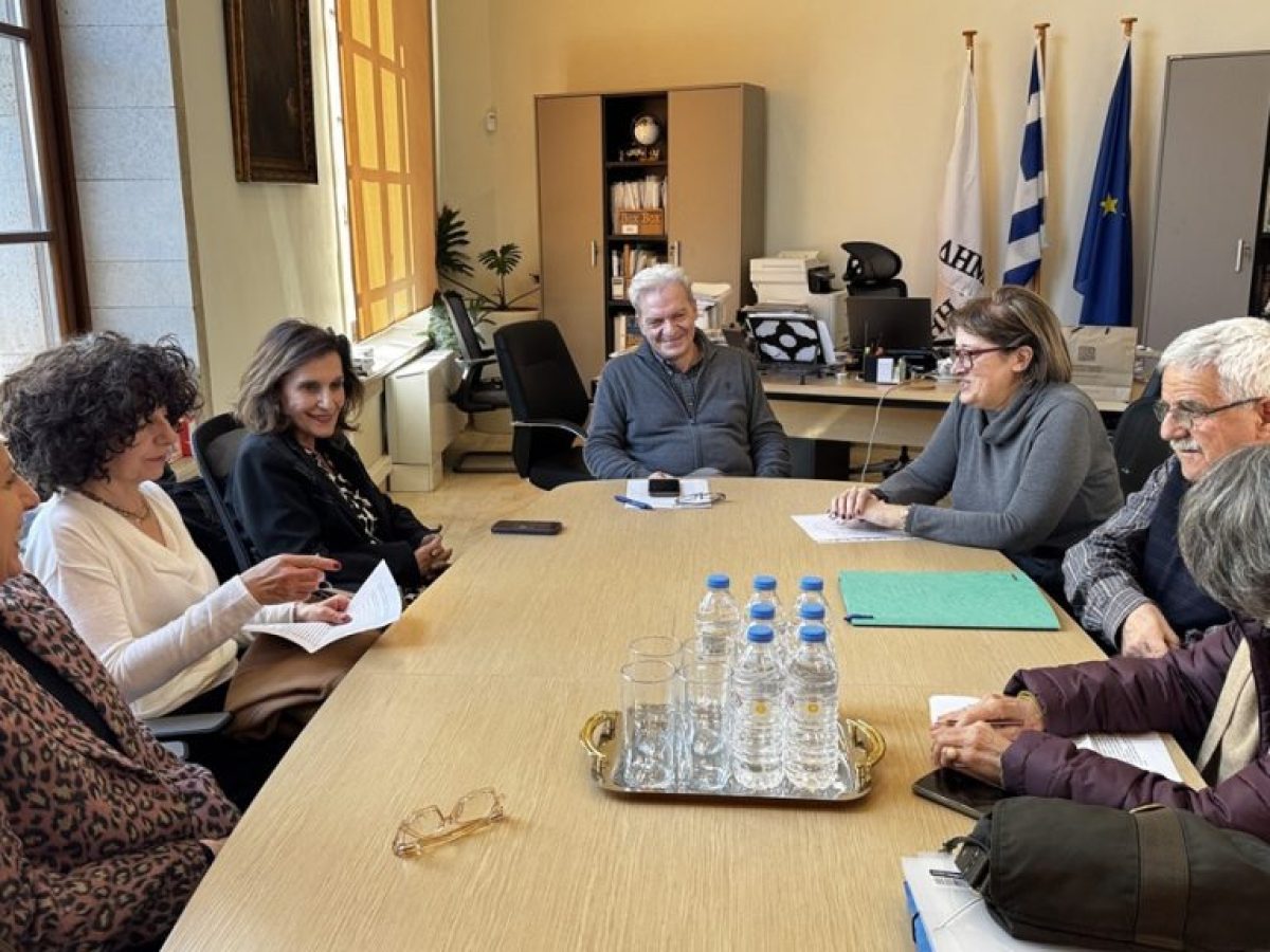 Ηράκλειο: Η υποστελέχωση και η ενίσχυση της εξωστρέφειας της Βικελαίας Βιβλιοθήκης στο επίκεντρο συνάντησης