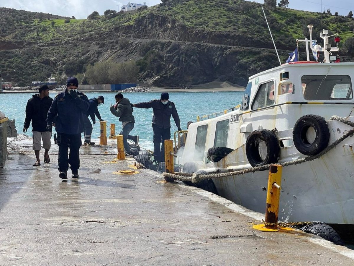 Ηράκλειο: Σε εξέλιξη οι έρευνες για τον εντοπισμό επιζώντων στους Καλούς Λιμένες – Συνελήφθησαν δύο διασωθέντες ως διακινητές