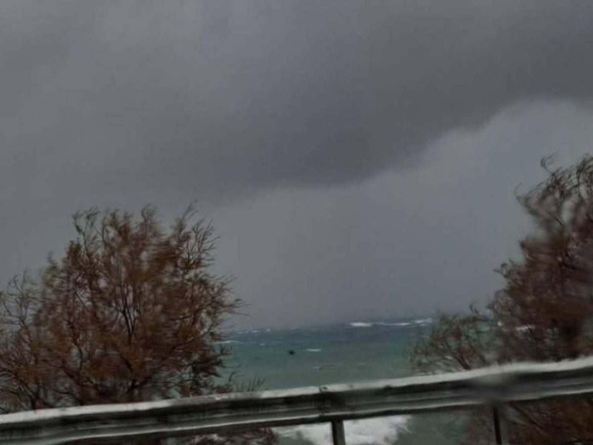 Ισχυρό μπουρίνη σάρωσε   τη Μήλο!