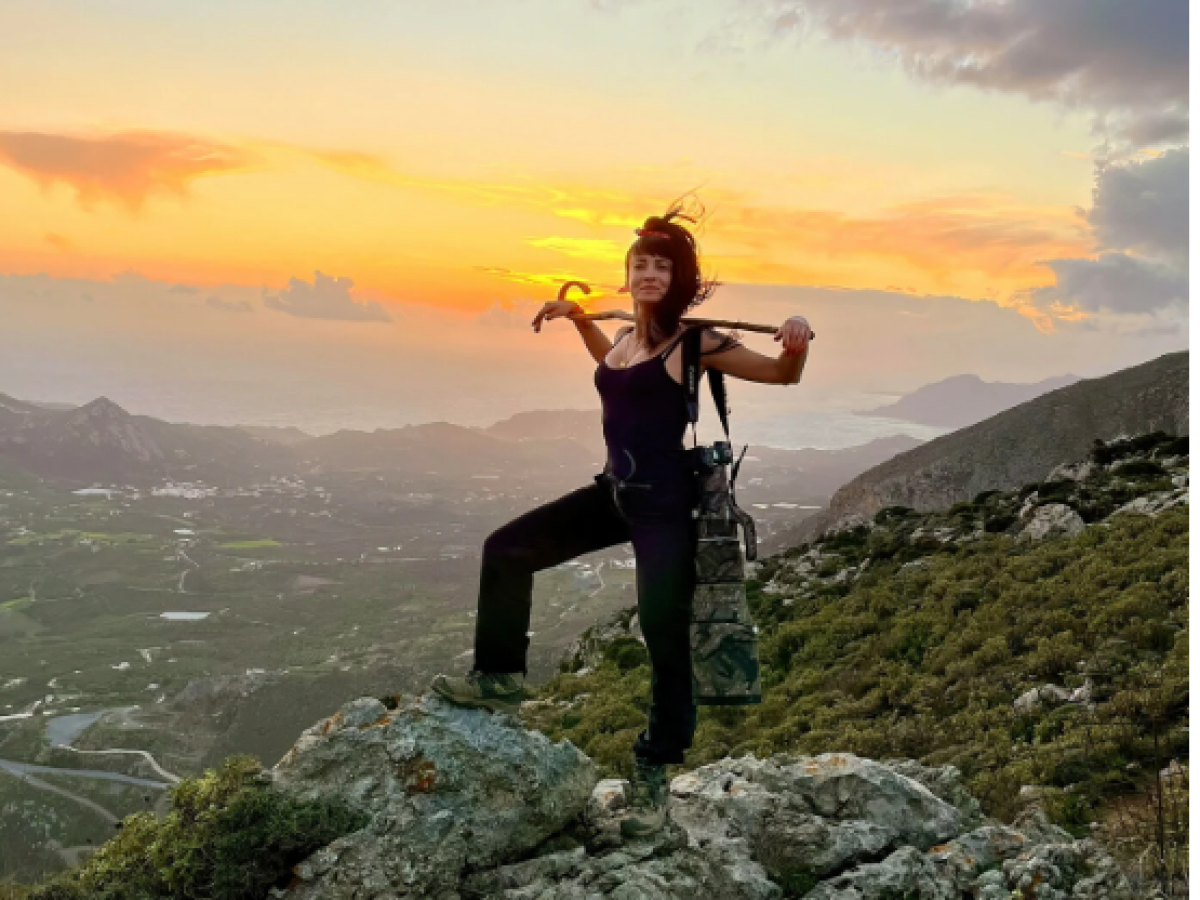 «Ήθελα να βλέπω κάθε μέρα τις βουνοκορφές της Κρήτης» – Η Γεωργία Αντωνάκη επέστρεψε στο χωριό της και δημιούργησε το πρώτο hide στο νησί