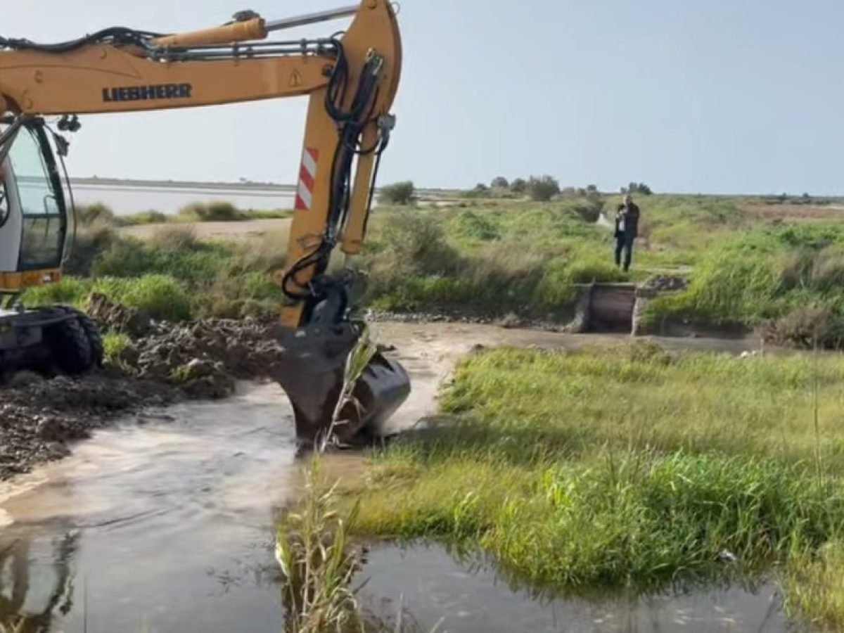 Κακοκαιρία: Διάνοιξη και καθαρισμός τάφρου στο Μεσολόγγι