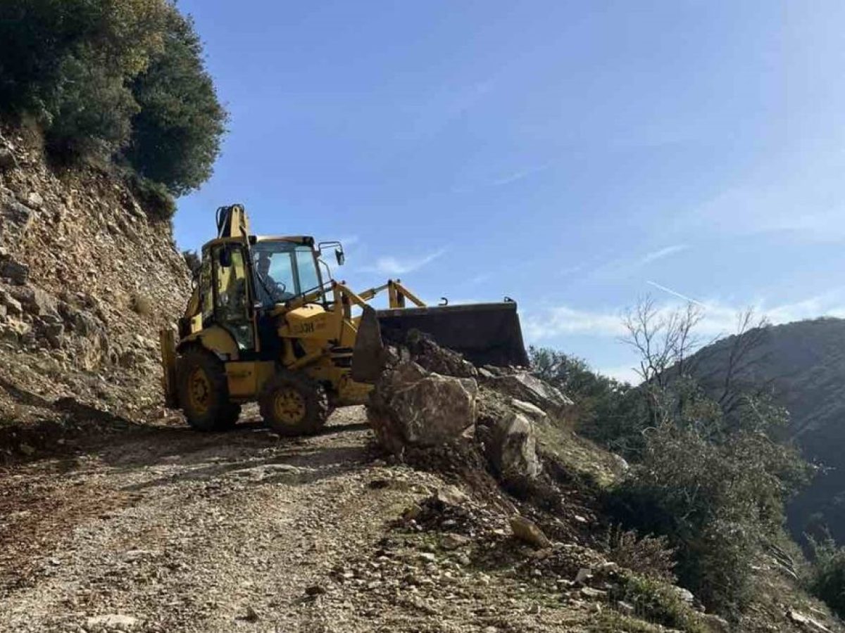 Κακοκαιρία: Συντήρηση δρόμου στον Σπαρτιά Παραβόλας-κατολίσθηση στο Καστράκι (φωτο)