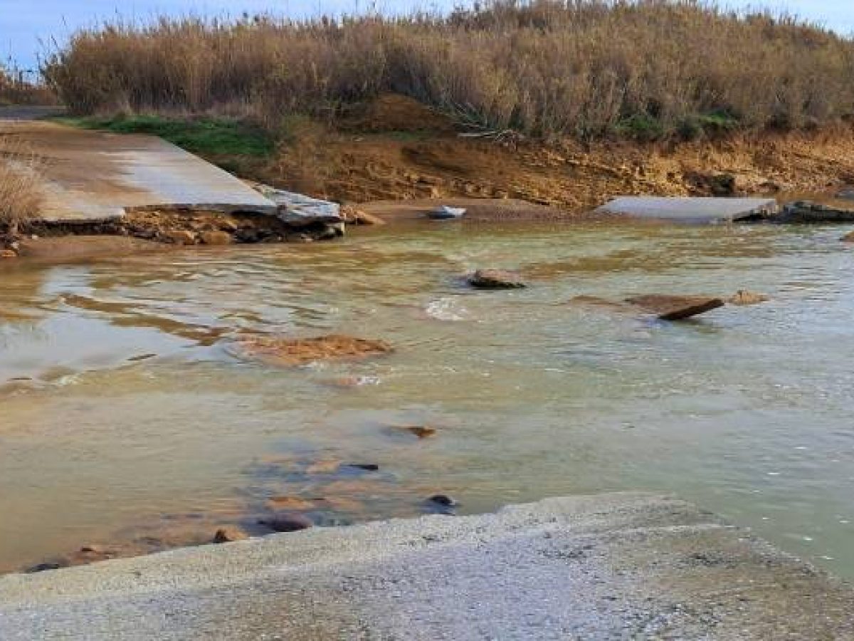 Καλλιθέα: Κατέρρευσε η ιρλανδική διάβαση στο αεροδρόμιο | Αποκλεισμένοι κάτοικοι και κτηνοτρόφοι