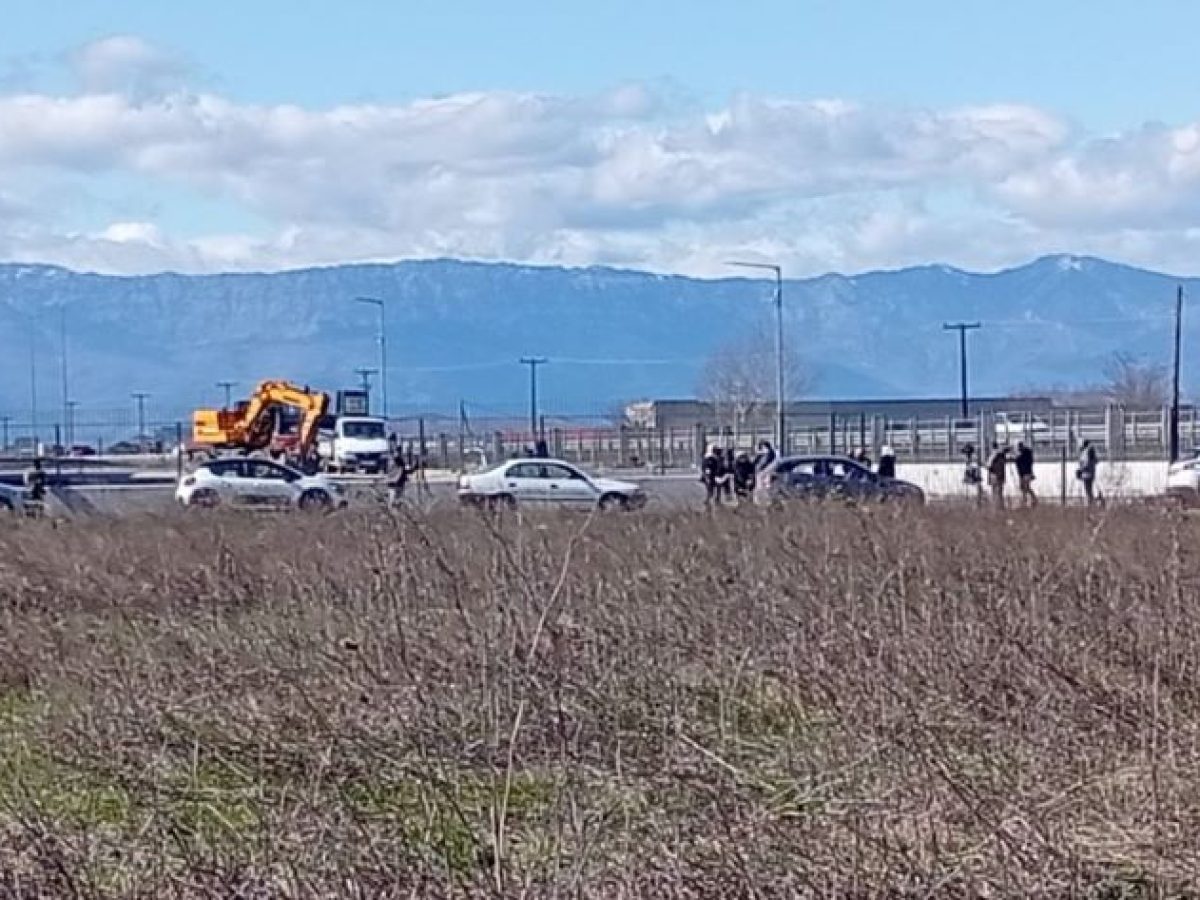 Κάμερες και δημοσιογράφοι έχουν «στρατοπεδεύσει» έξω από το δεύτερο εργοστάσιο της ΒΙΟΛΑΝΤΑ στα Τρίκαλα