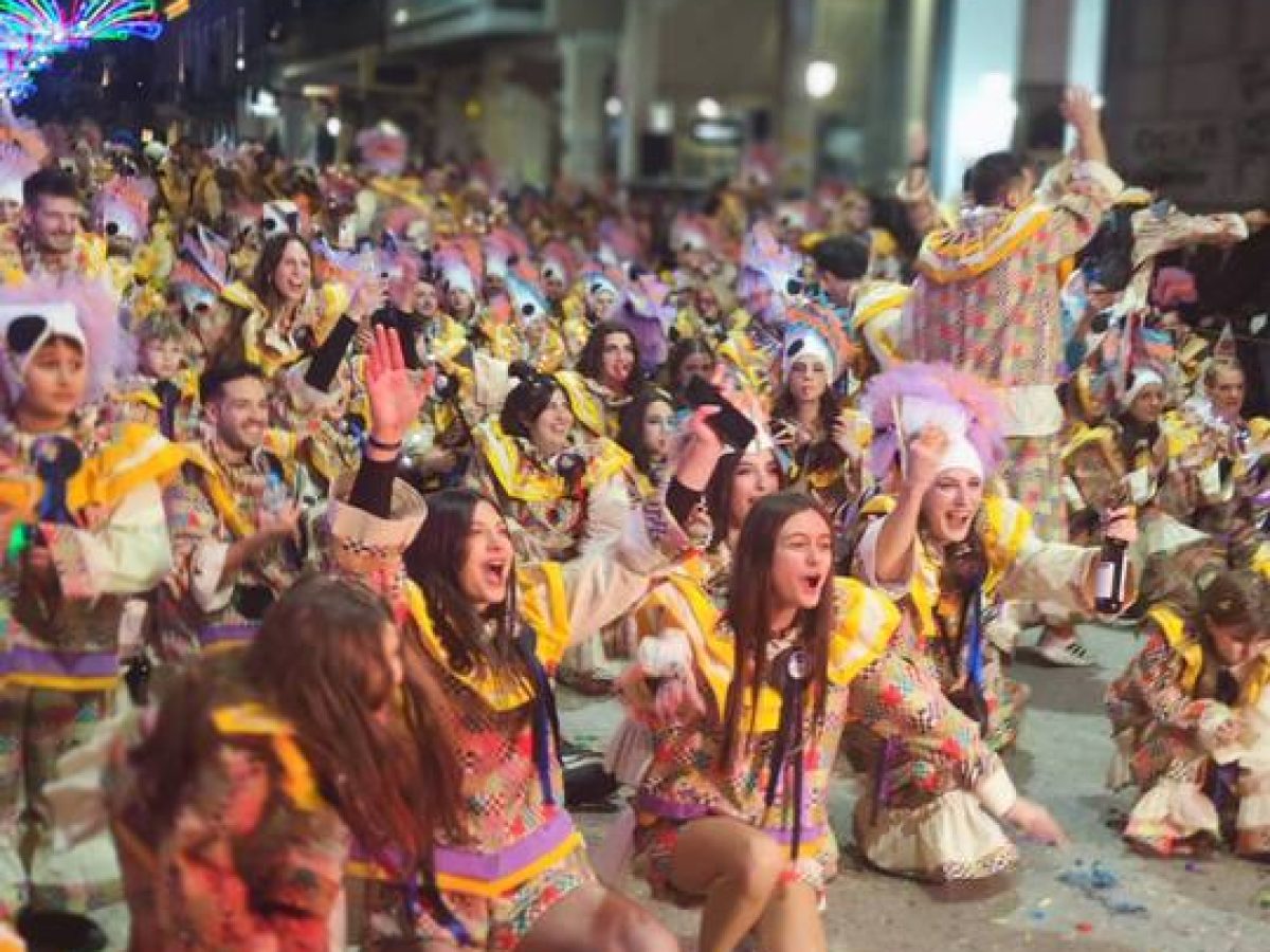 Καρναβαλικός χαμός στο κέντρο της Πάτρας – Η Νυχτερινή Ποδαράτη στο απόγειό της (pics+vids)