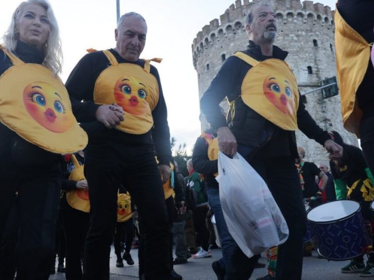 Καρναβαλιστές μετέτρεψαν το κέντρο της Θεσσαλονίκης σε μια μεγάλη γιορτή (ΦΩΤΟ)