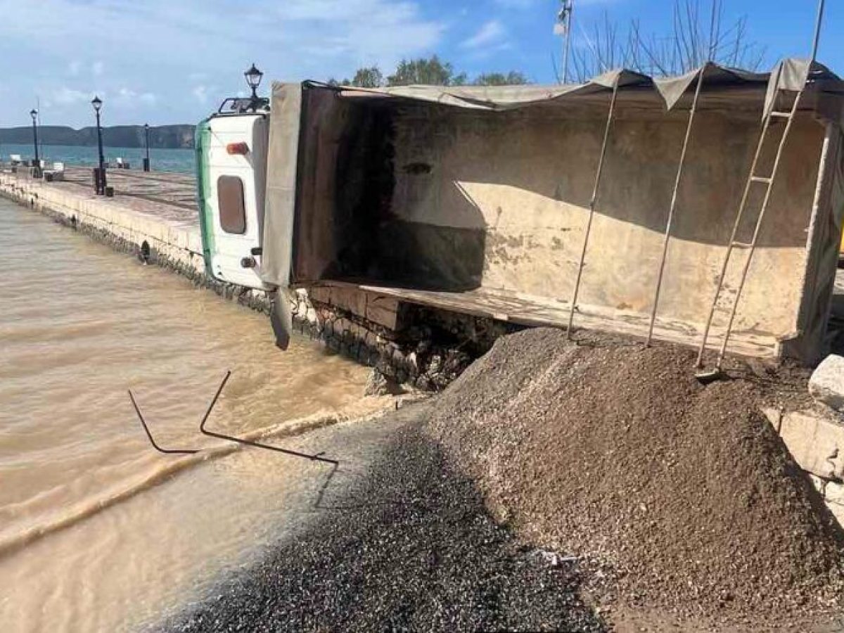 Καρβέλας για κατάρρευση τμήματος του μόλου Γιάλοβας: “Την αποκλειστική ευθύνη για το έργο είχε η Διεύθυνση Λιμενικών Έργων του Υπουργείου”