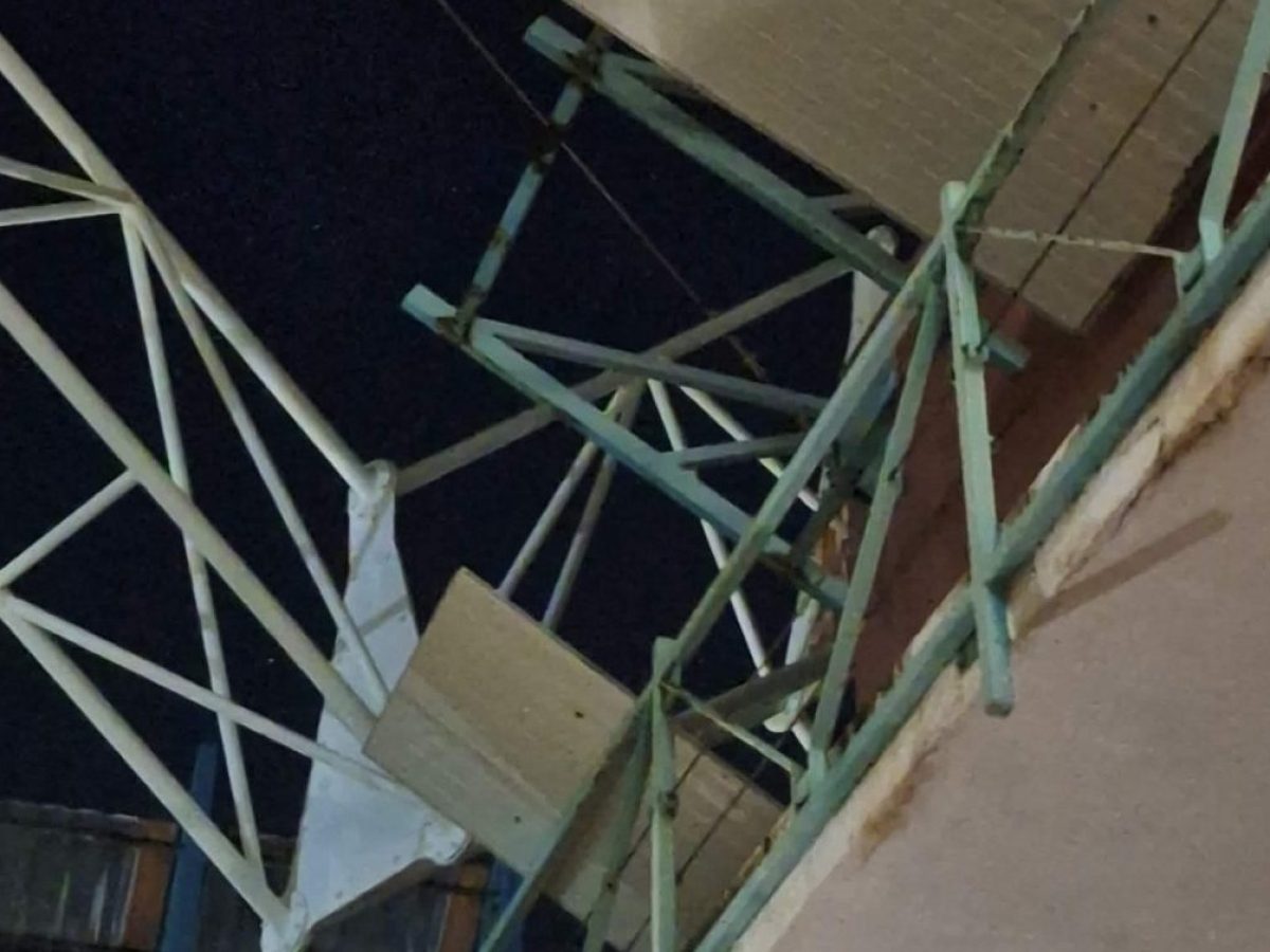 Καταγγελία για επικίνδυνες συνθήκες στις εστίες του Πολυτεχνείου Κρήτης μετά από περιστατικό με μεταλλικό στέγαστρο