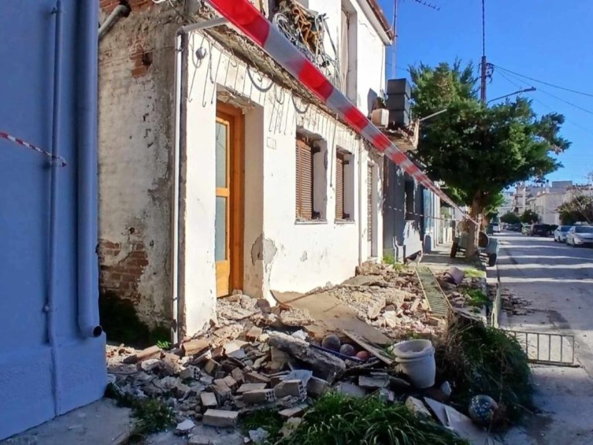 Κατέρρευσε μπαλκόνι σπιτιού στον Βόλο – Σώθηκε από τύχη 41χρονη (φώτο)